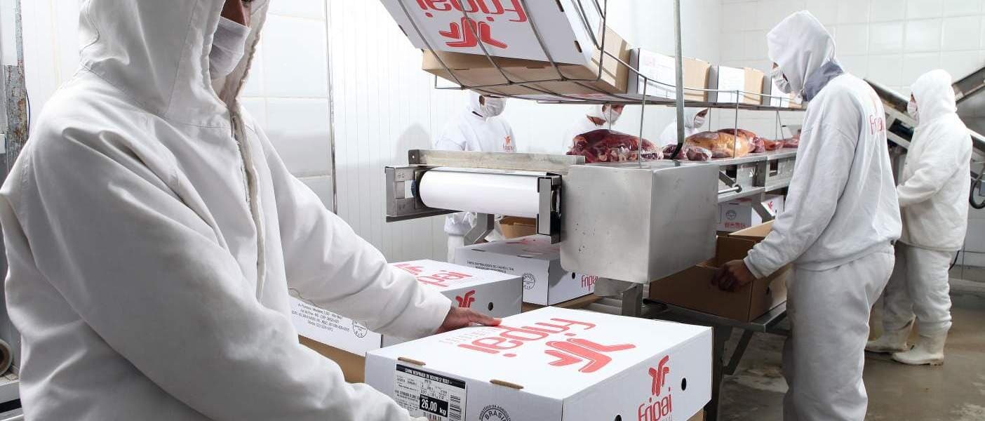 Cortes sendo embalados em caixas com a marca Fripai.