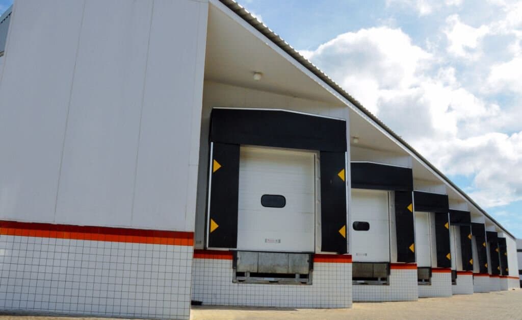 Docas de expedição da planta, portas de carregamento refrigeradas alinhadas.