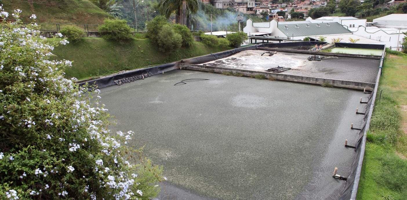 Estação de tratamento de efluentes da planta, cercada de vegetação.