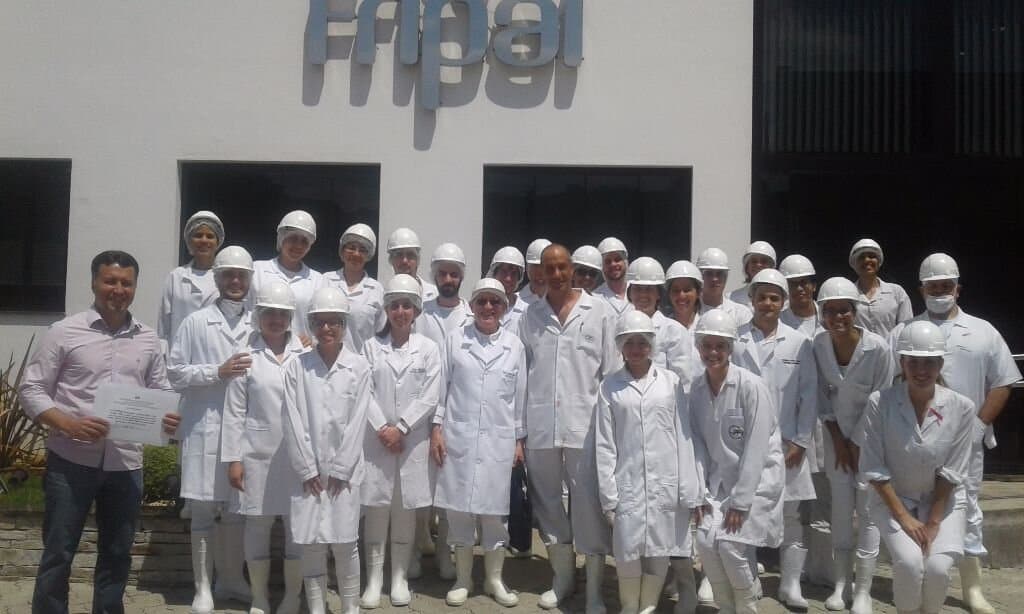 Alunos da UFF conhecem a planta da Fripai na aula "Tecnologia de Carnes e Derivados"